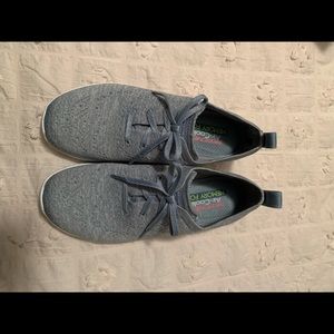 Sketchers tennis shoes